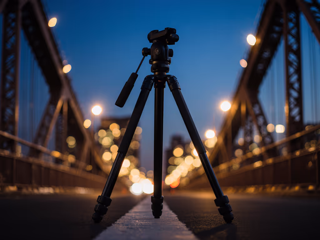 tripod_setup_on_city_bridge_at_night_showing_wide_leg_stance_and_low_center_of_gravity